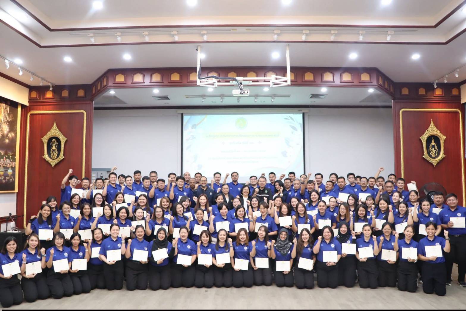 title - รองปลัดกระทรวงเกษตรและสหกรณ์ เป็นประธานในพิธีปิดและมอบประกาศนียบัตรแก่ผู้ผ่านการฝึกอบรมหลักสูตร นักบริหารการพัฒนาการเกษตรและสหกรณ์ ระดับต้น รุ่นที่ 80 ณ หอประชุมหม่อมราชวงศ์หญิงรสลิน คัคณางค์ ศูนย์ส่งเสริมและพัฒนาอาชีพเสริมนอกภาคการเกษตร (ศูนย์ศิลปาชีพ บางไทรฯ (เดิม))